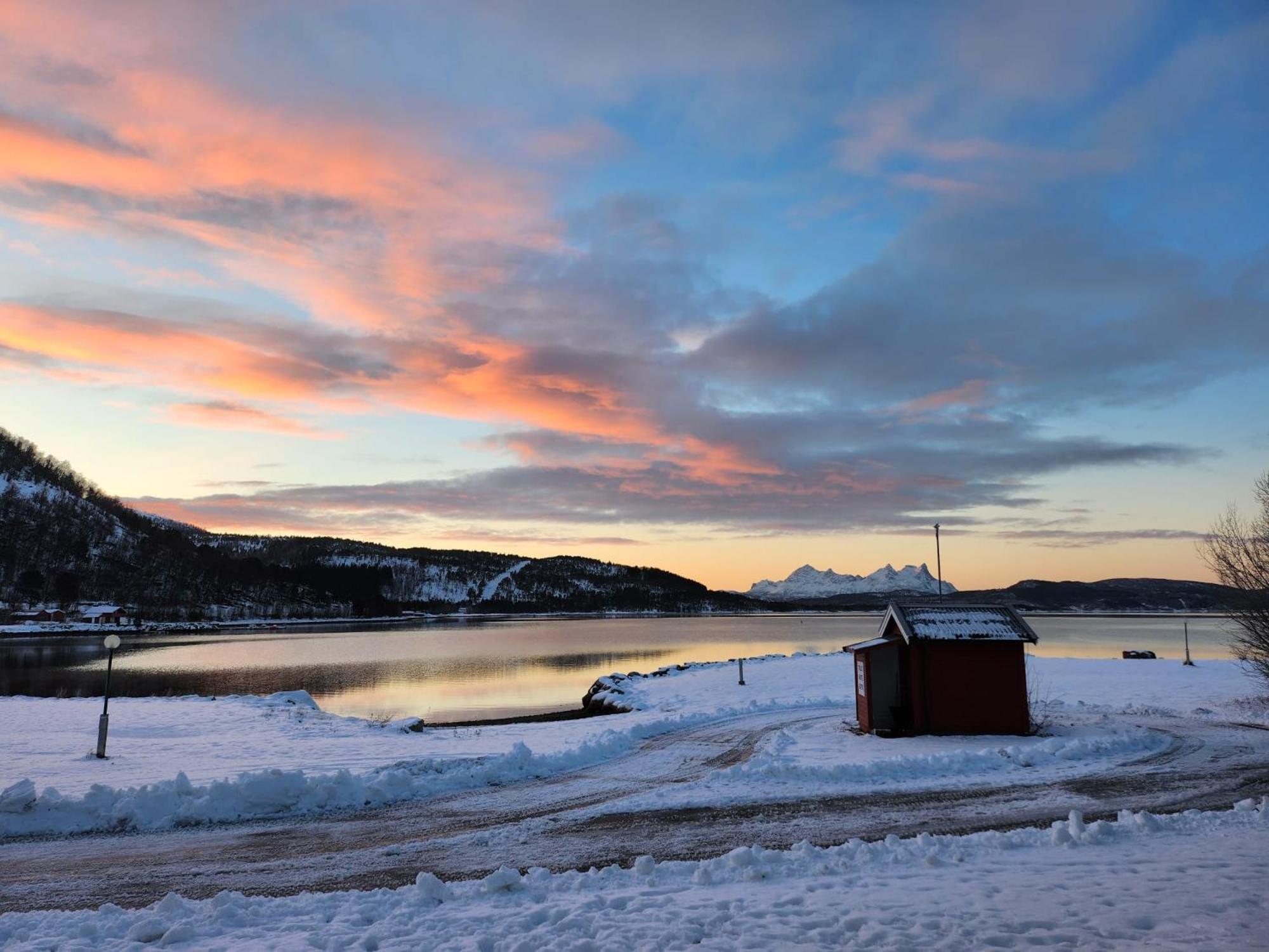 Ulvsvag Gjestgiveri Og Fjordcamping As Exterior foto